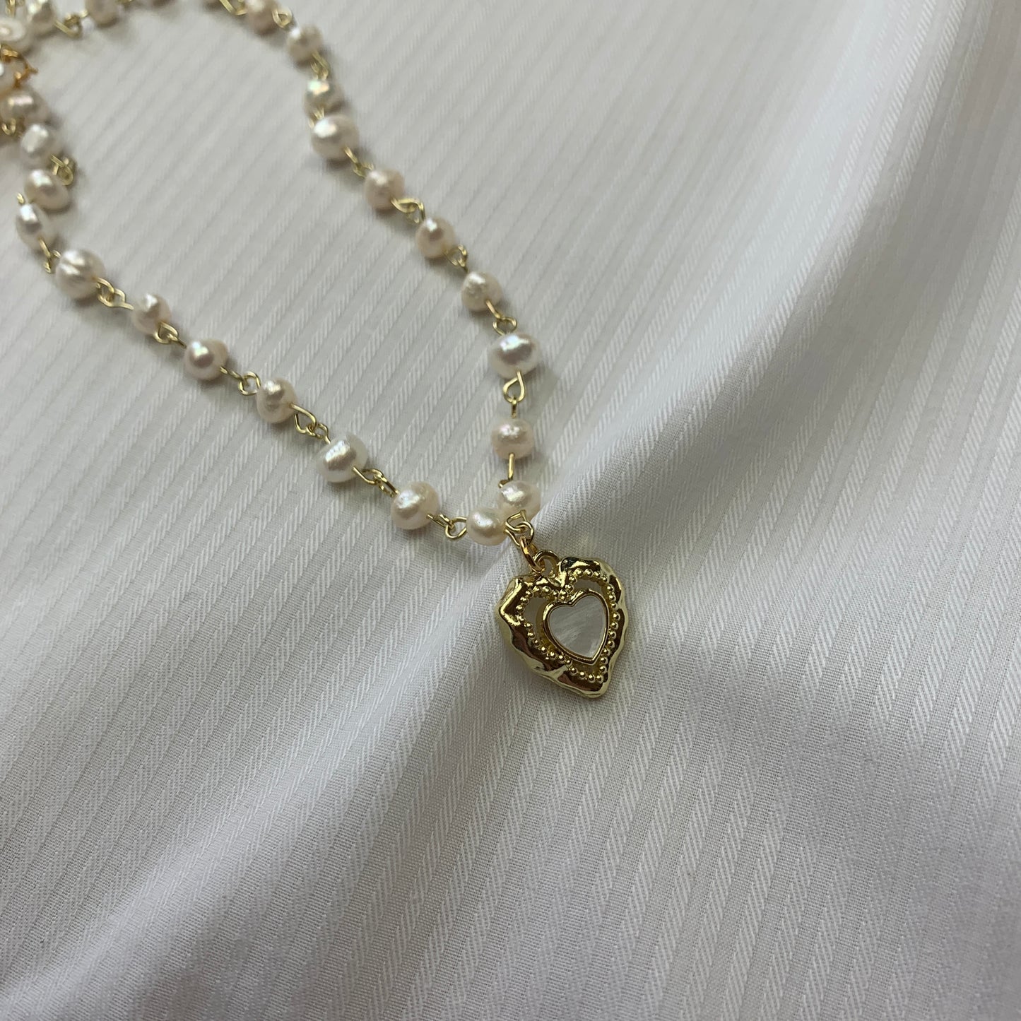 Elegant baroque freshwater pearl choker with gold heart pendant, perfect for bridal and vintage-inspired fashion lovers.