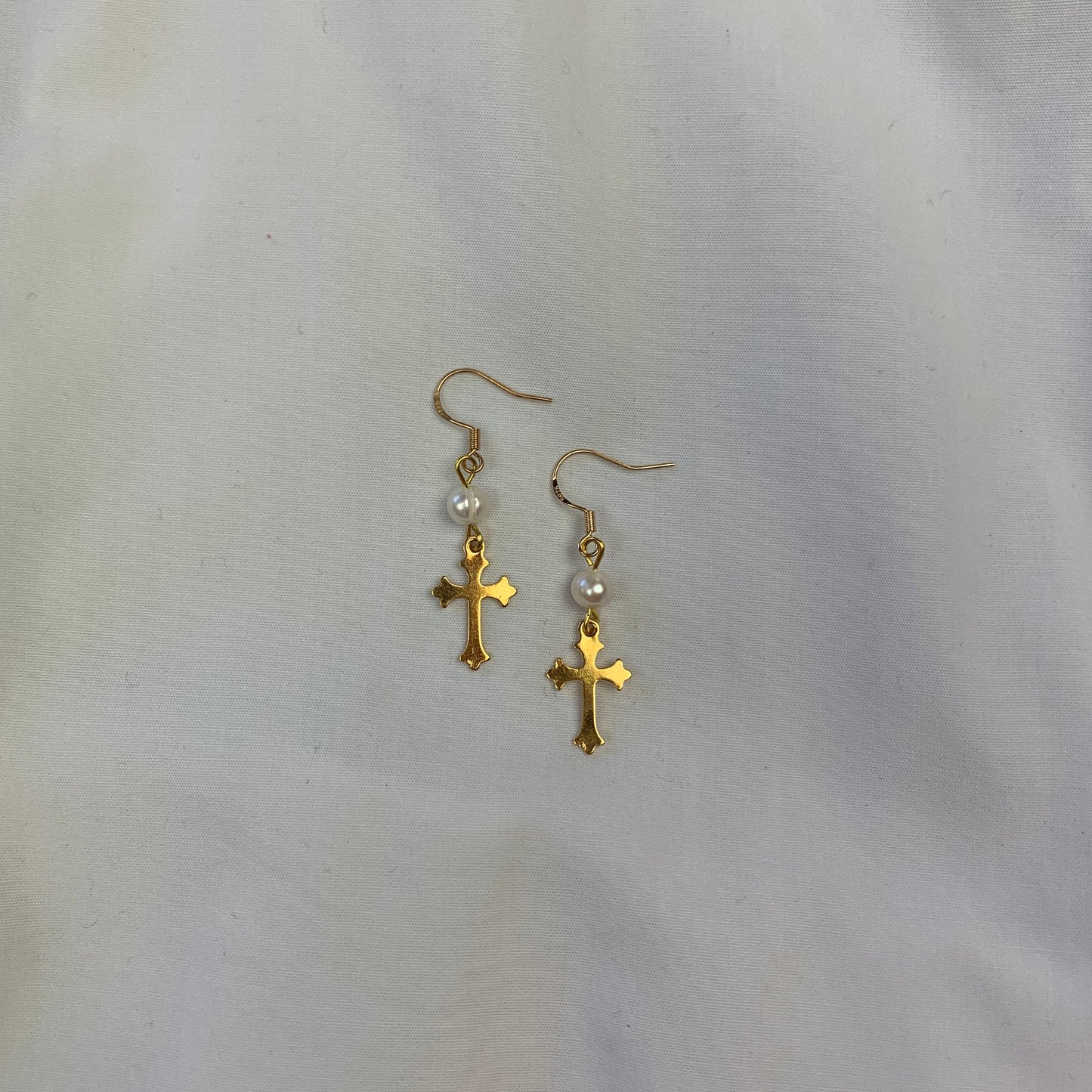 Victorian-inspired gold cross earrings with real pearls, ideal for gothic, baroque, and elegant aesthetics.