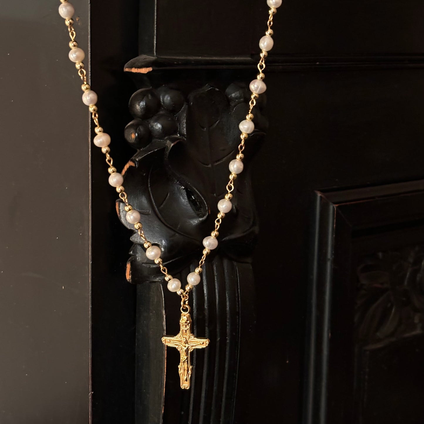 Unisex gold cross necklace – a stylish and versatile pendant for all genders and aesthetics.
