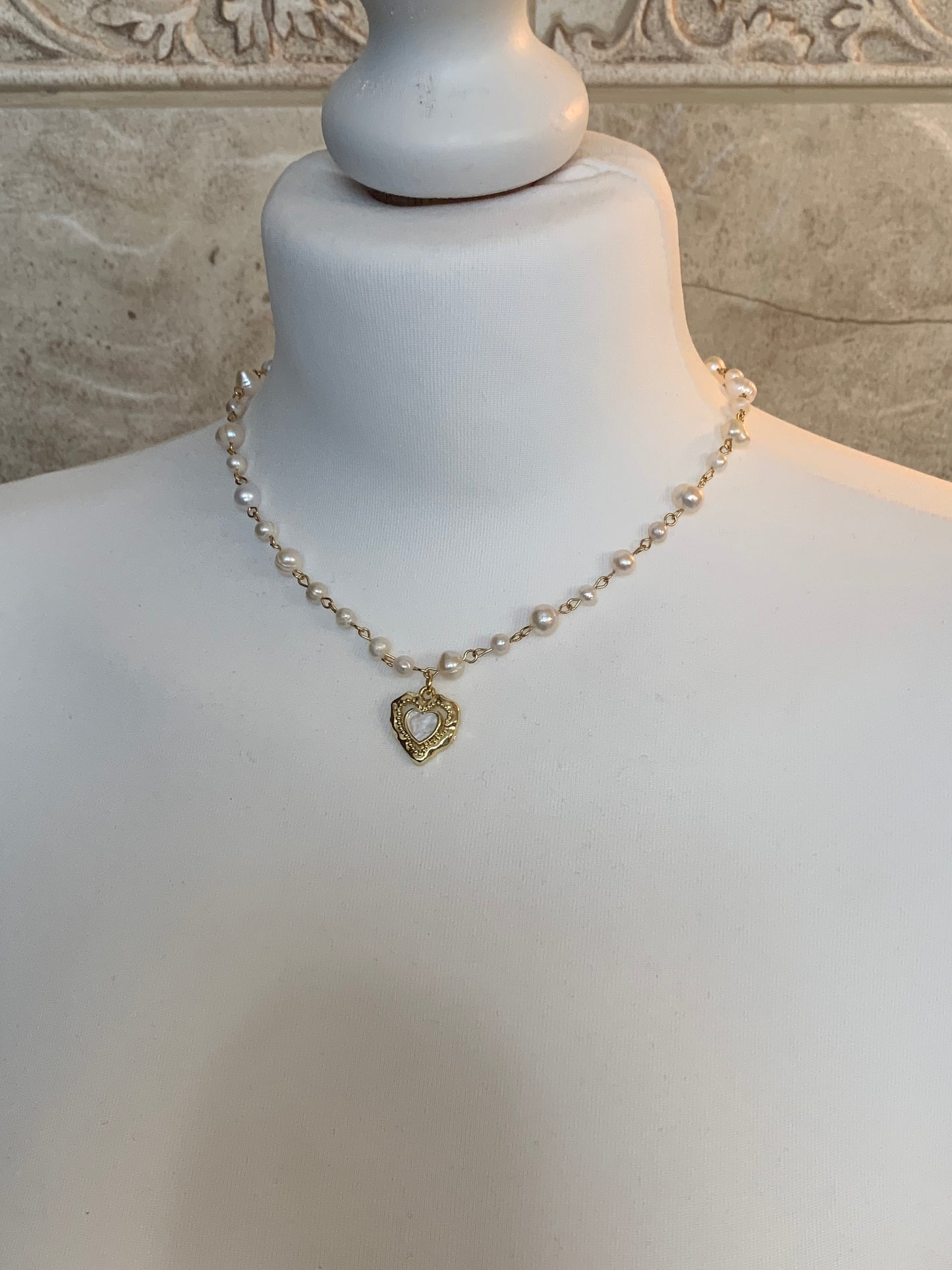 Statement pearl necklace with a regal gold heart charm, a must-have for lovers of romantic, vintage, and high-fashion jewelry.