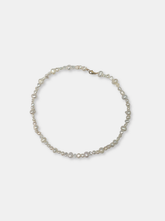 Elegant baroque pearl choker, a timeless statement piece for weddings and fans of Vivienne Westwood's iconic pearl jewelry aesthetic.