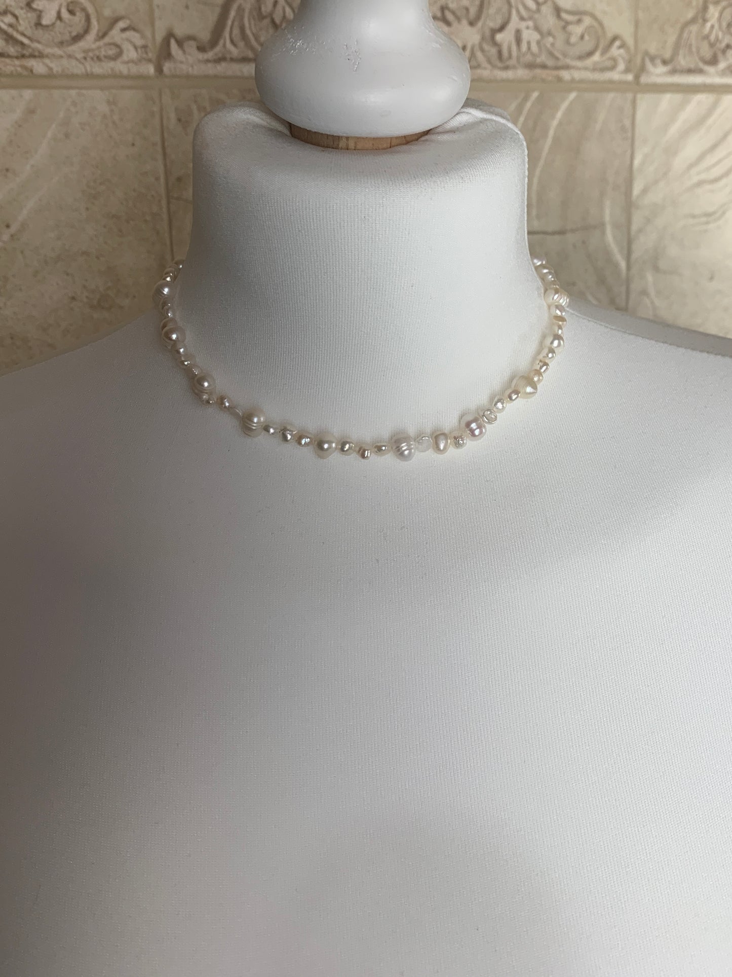 Luxurious baroque pearl choker featuring organic freshwater pearls and gold details, ideal for bridal wear and Vivienne Westwood-inspired jewelry lovers.