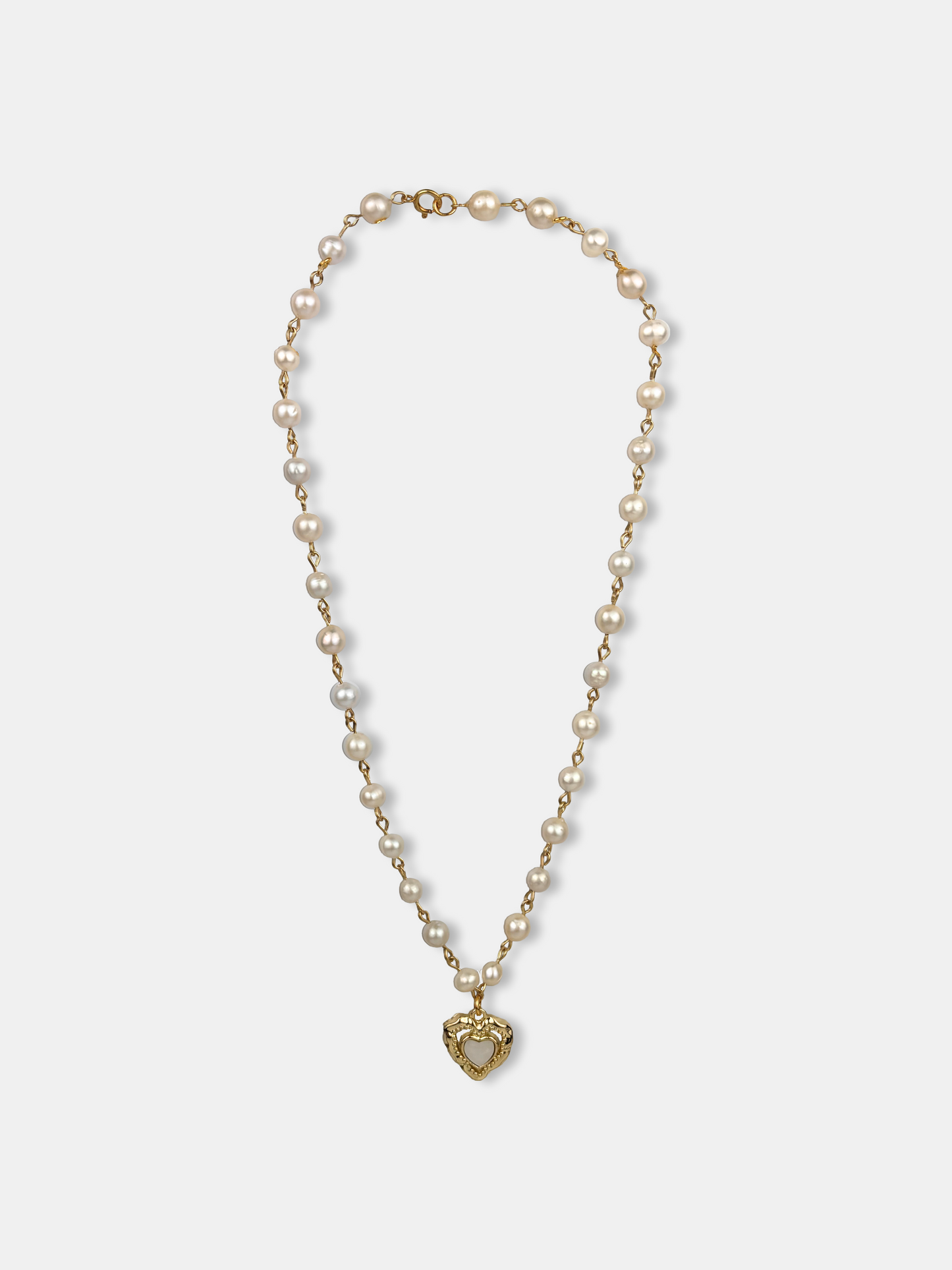 Romantic handmade pearl necklace featuring a delicate gold heart charm, ideal for weddings, cottagecore, and classic jewelry aesthetics.