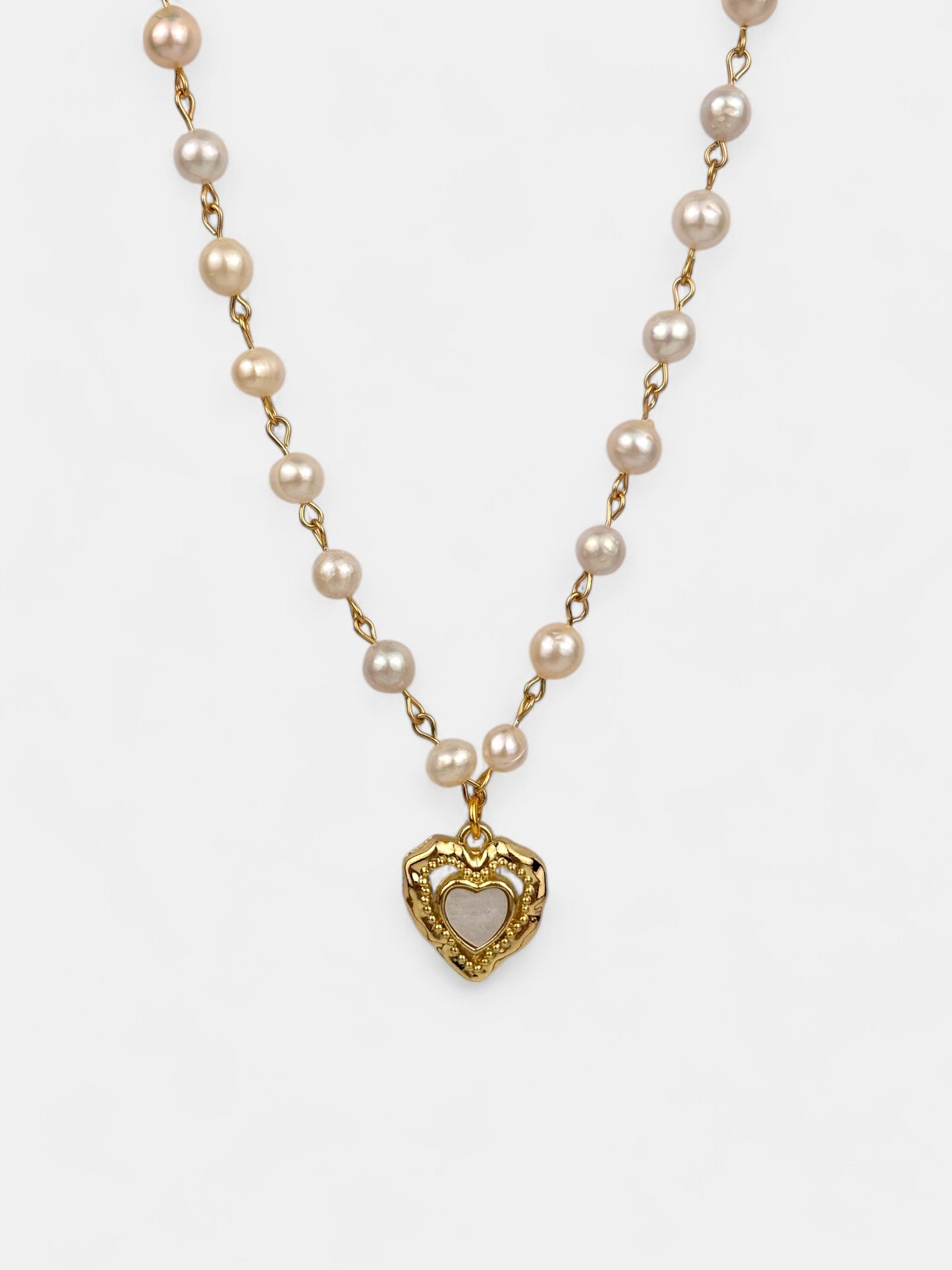 Romantic pearl choker with a baroque aesthetic, designed for modern brides seeking classic elegance with a vintage touch.