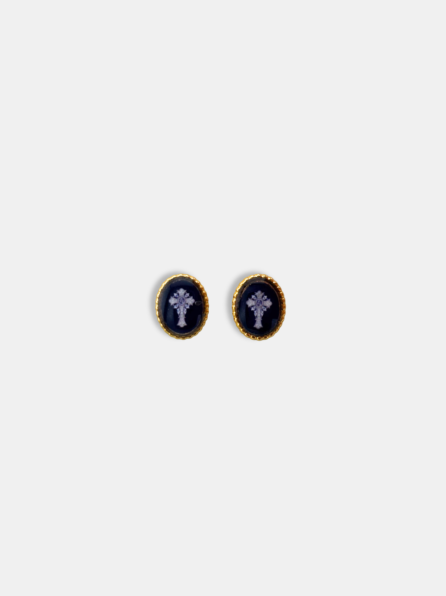Gold stud earrings with black cabochon and vintage detailing