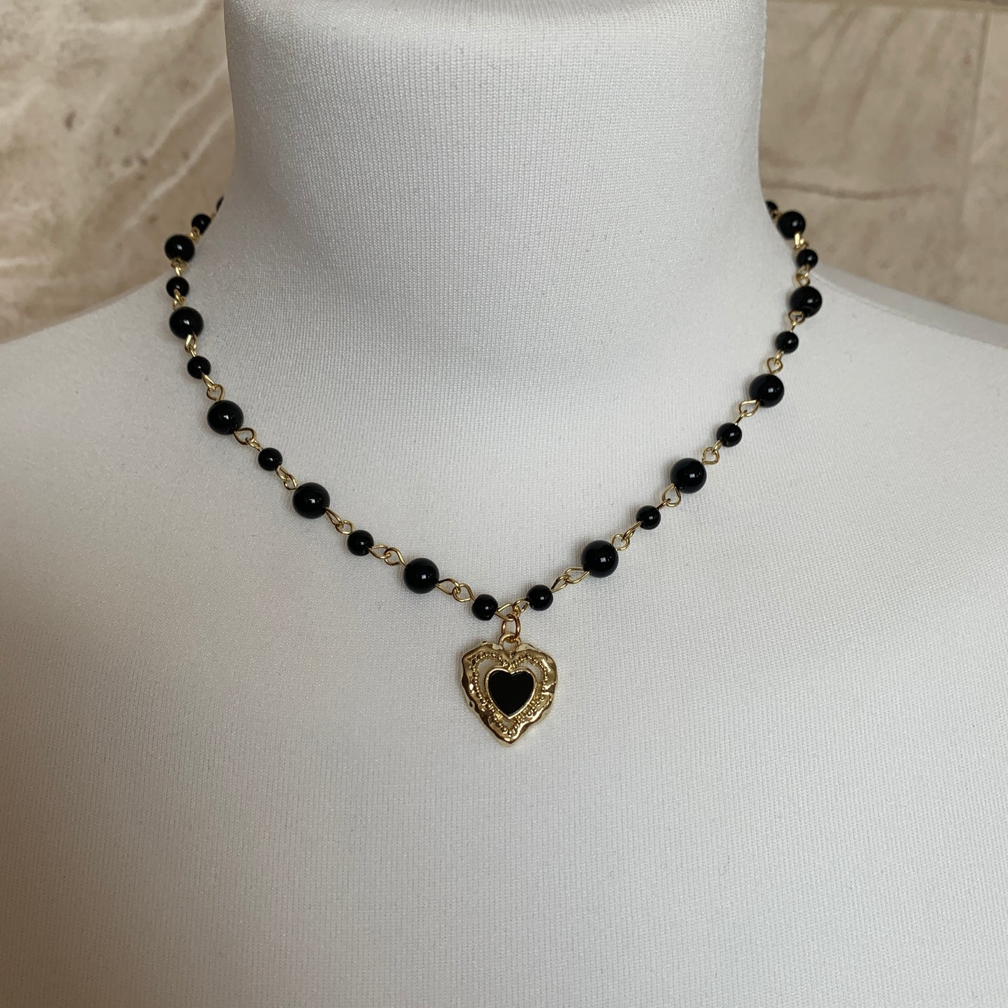 Gothic-inspired black onyx beaded choker with a vintage-style gold-plated heart pendant. A delicate yet bold piece, perfect for dark feminine, soft goth, and alternative fashion aesthetics.
